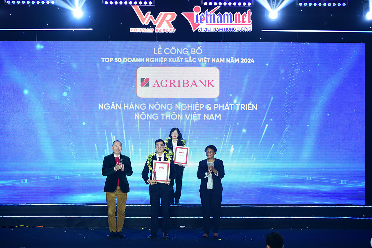 Agribank nhận giải thưởng nằm trong TOP10 Doanh nghiệp lớn nhất Việt Nam.