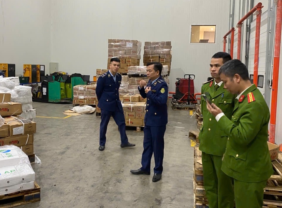 Kho hàng chứa trữ gần 10 tấn thực phẩm đông lạnh là sách bò, dạ dày bò, dạ dày lợn.