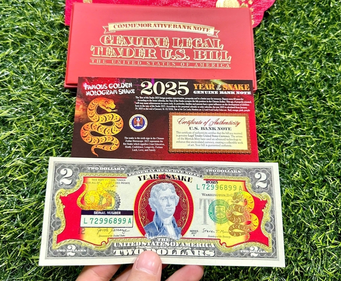 Tiền 2 USD hình con rắn 2025 được nhiều người săn mua.