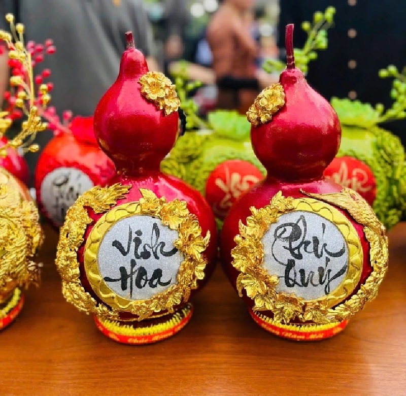 Bầu hồ lô dát vàng được bán trên thị trường với giá từ 900.000 – 1,5 triệu đồng một cặp.