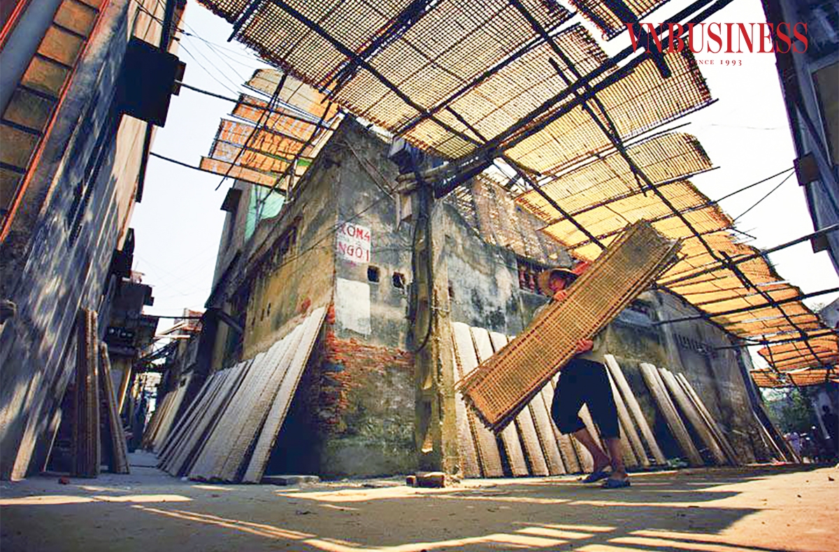 Những ngày cận Tết, làng cổ Cự Đà bỗng trở nên nhộn nhịp. Làng làm miến quanh năm, nhưng vào khoảng từ tháng 10 trở đi là thời điểm tấp nập bởi tiếng máy chạy, người người, nhà nhà tất bật chuẩn bị cho những đơn hàng phục vụ đón Tết Nguyên đán.