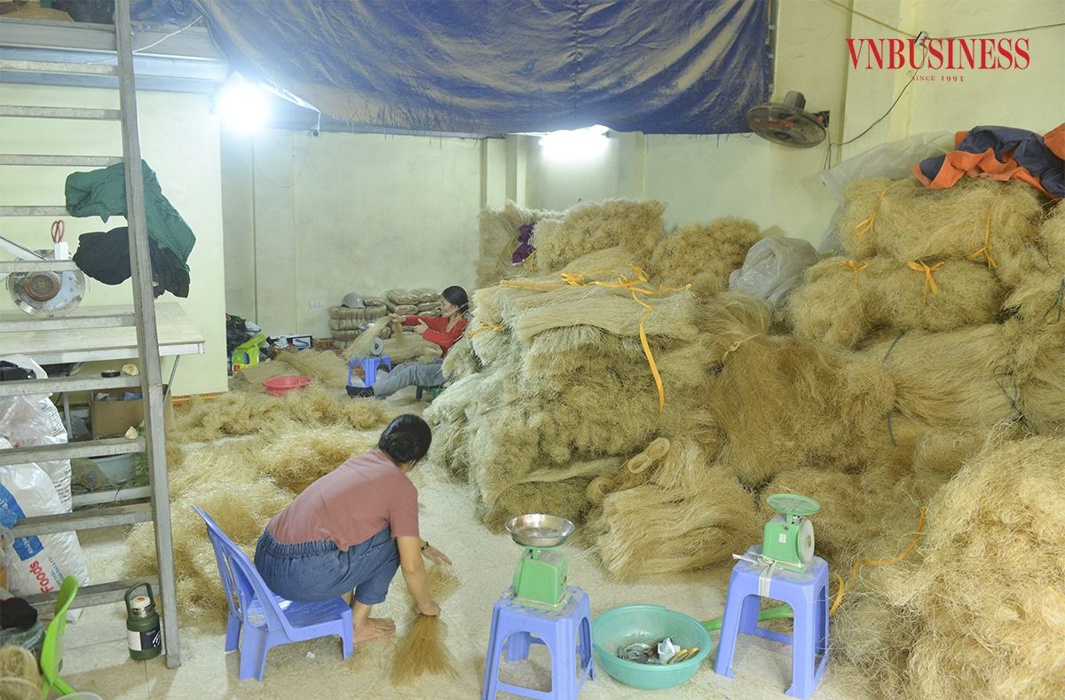 Miến Cự Đà nổi tiếng bởi độ giòn dai, thơm ngon và vì màu vàng óng ả. Theo chia sẻ của những người thợ, màu vàng là do bột nghệ, tuỳ theo nhu cầu của khách mua hàng, họ sẽ sản xuất miến màu vàng hay giữ màu hơi xám và trong suốt như nguyên bản. Phạm Hòa