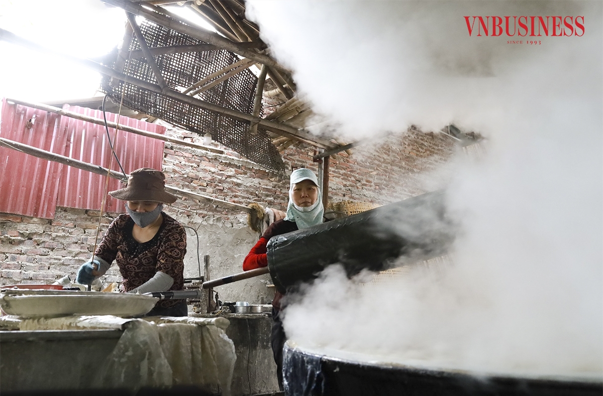 Miến Cự Đà được làm hoàn toàn từ bột củ dong riềng nguyên chất, loại dong được chọn là những củ to, đều và già, toàn bộ được nhập từ các tỉnh vùng núi phía Bắc như Lai Châu, Sơn La, Bắc Kạn,...