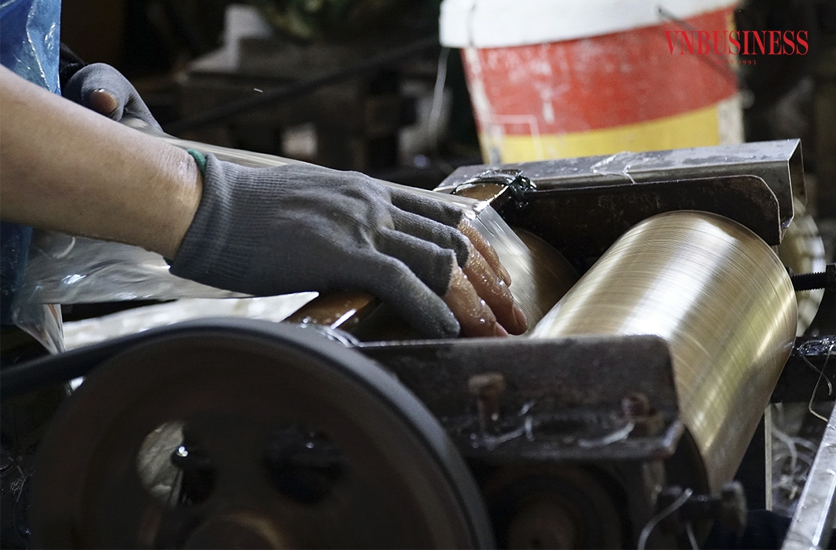 Nhiều cơ sở sản xuất hiện nay đã ứng dụng nhiều công nghệ máy móc hiện đại vào sản xuất, như máy tráng, máy cắt ... nhằm tăng năng suất, giảm sức lao động.