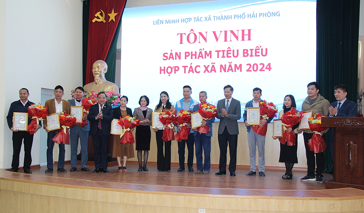 Đại diện các HTX có sản phẩm tiêu biểu được biểu dương, khen thưởng tại hội nghị &lpar;ảnh Thanh Vân&rpar;.