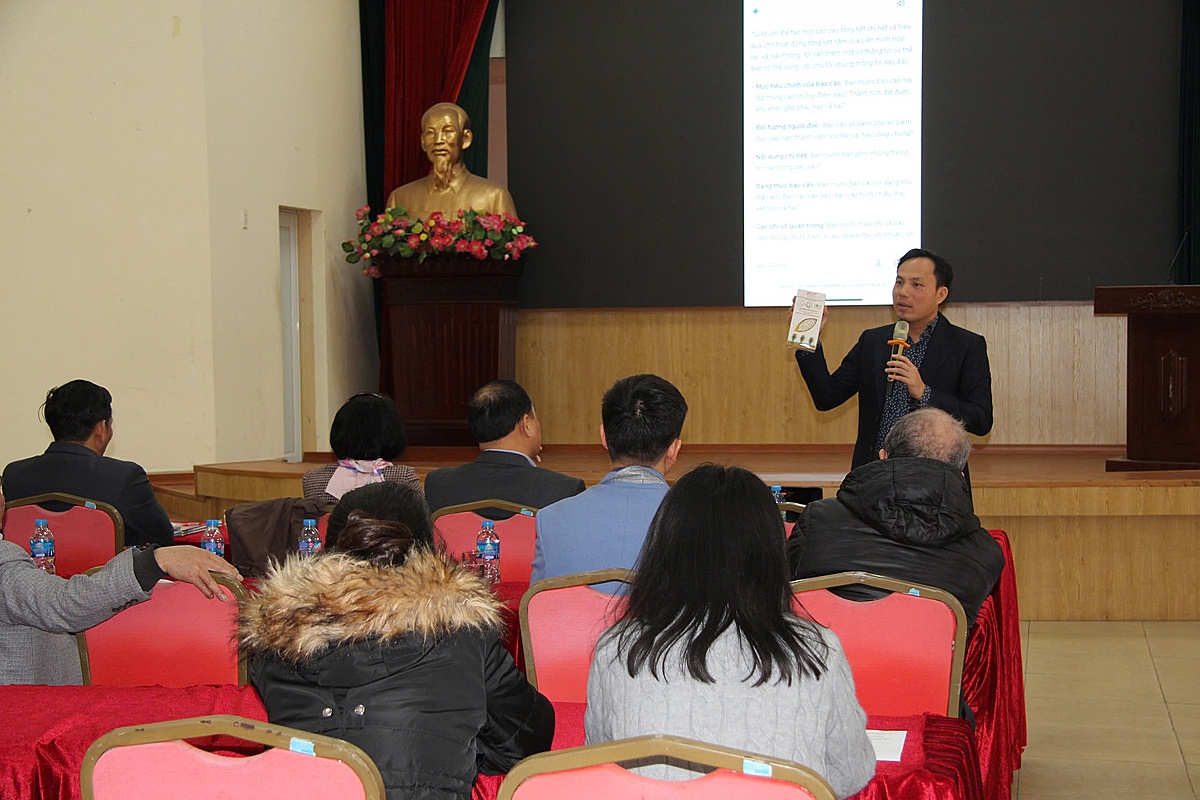 Giảng viên Bùi Quang Cường chia sẻ những ứng dụng Al tới học viên.