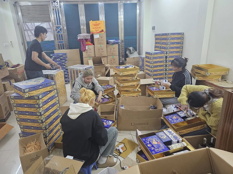 Những công việc gói hàng cũng thu hút nhiều lao động trẻ tham gia dịp cuối năm.