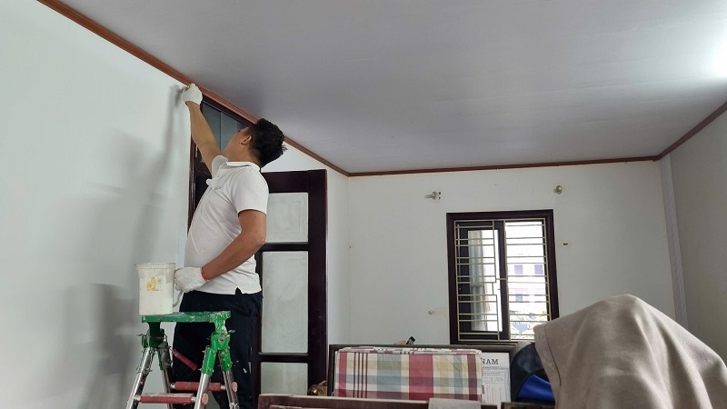 Công việc sơn mới lại nhà cửa luôn trong tình trạng cháy lao động dù giá nhân công tăng gấp đôi ngày thường.