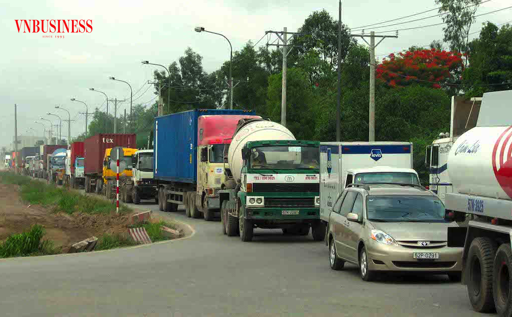 Tình trạng ách tắc và quá tải hạ tầng giao thông ở Tp.HCM đang gây hệ lụy đến hoạt động sản xuất kinh doanh của doanh nghiệp.