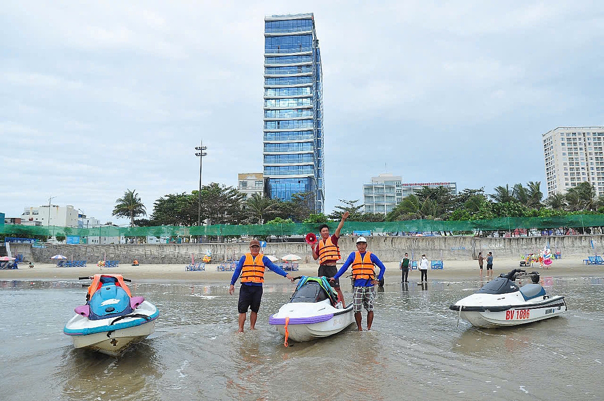 Lực lượng cứu hộ của HTX Thùy Vân đang phát huy hiệu quả, giúp du khách tin tưởng vào dịch vụ của HTX.