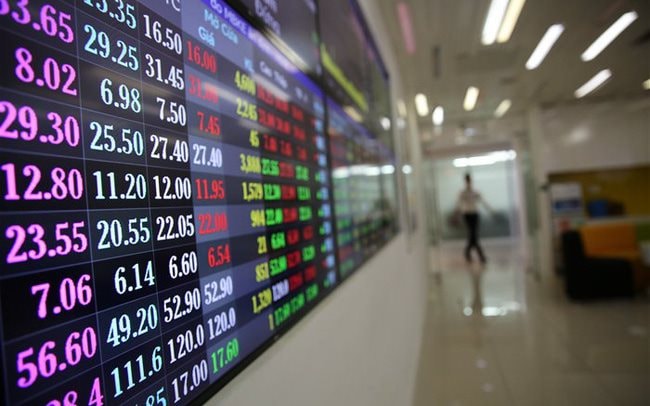 Việc thị trường trồi sụt về điểm số khiến nhiều nhà đầu tư chấp nhận cắt lỗ, thanh khoản của thị trường ngày càng “teo tóp”.