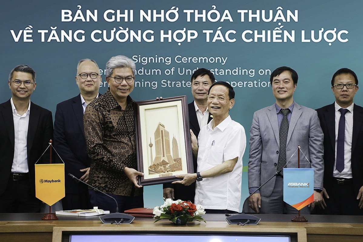 ABBANK thông báo thành lập Uỷ ban Chiến lược Phát triển bền vững ESG với vai trò dẫn dắt của ông Vũ Văn Tiền, Phó Chủ tịch HĐQT. Hình lễ ký kết biên bản ghi nhớ giữa ABBANK và Maybank năm 2024.
