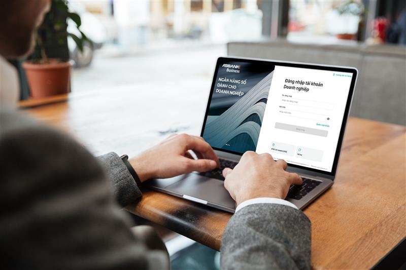 Nhiều sản phẩm dịch vụ dành cho khách hàng cá nhân, khách hàng SME được ABBANK cải tiến và ra mắt trong năm 2024. Đặc biệt, việc ra mắt nền tảng ngân hàng số dành cho doanh nghiệp ABBANK Business đã góp phần giúp số lượng giao dịch số của khách hàng doanh nghiệp tại ABBANK trong quý 3/2024 tăng ấn tượng 248% so với Quý 2/2024 và tăng 145% so với cùng kỳ năm 2023.