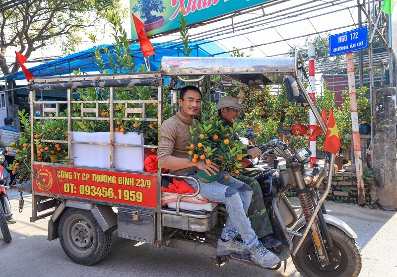 Những chậu quất “mini” với mức giá 200 – 500 – 800 nghìn đồng/chậu hút khách mua.