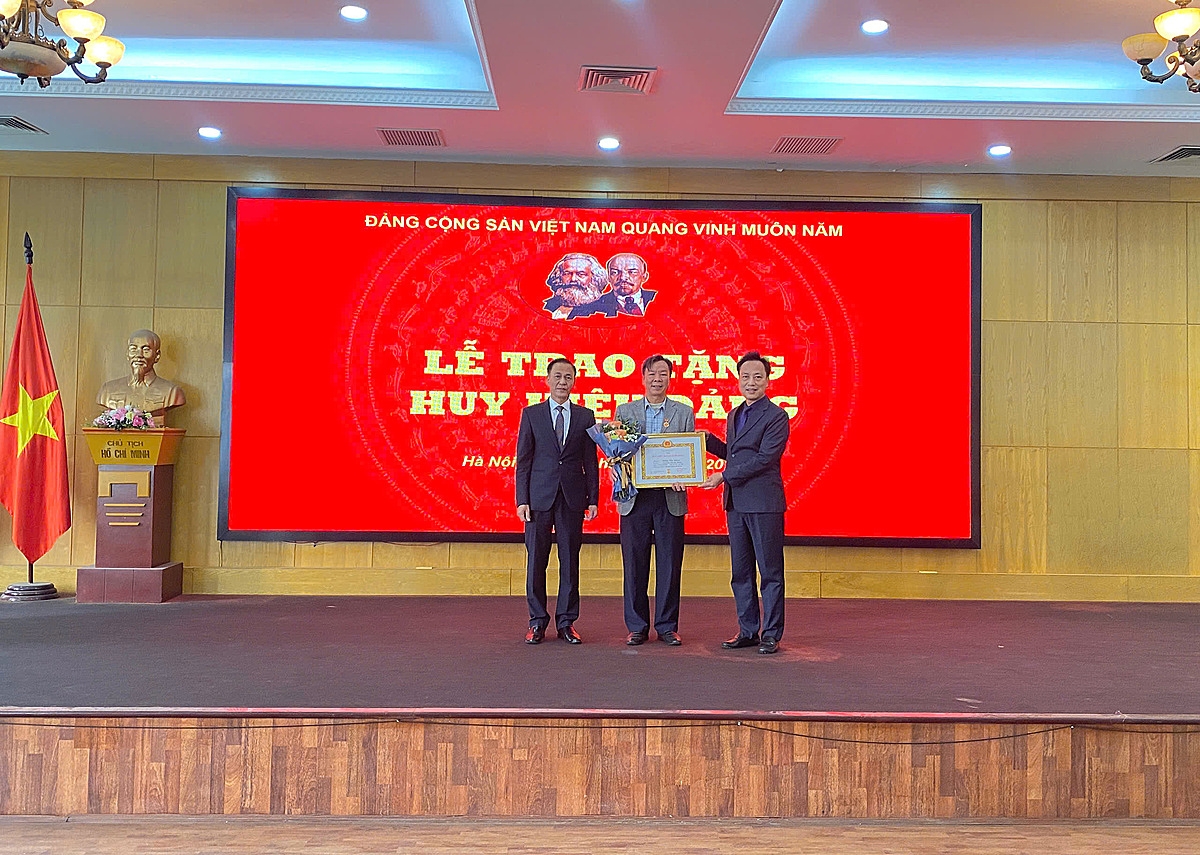 Đồng chí Lương Văn Khiêm, Phó trưởng Ban kiểm tra Liên minh HTX Việt Nam nhận huy hiệu 30 năm tuổi Đảng.