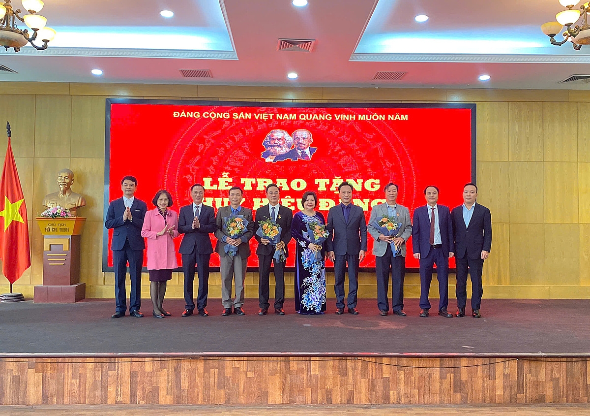 Liên minh HTX Việt Nam tặng hoa chúc mừng các Đảng viên nhận huy hiệu Đảng.