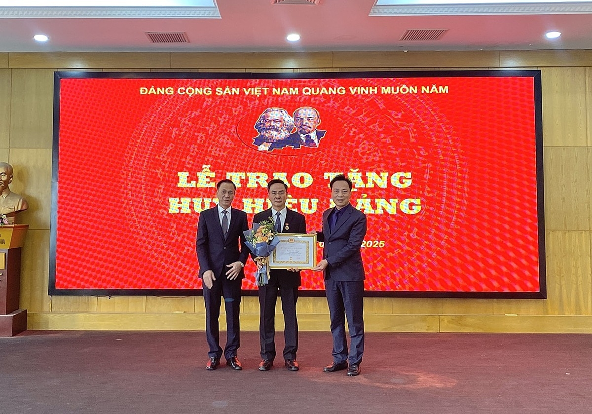 Đồng chí Nguyễn Đắc Thắng, nguyên Phó Chủ tịch Thường trực Liên minh HTX Việt Nam nhận huy hiệu 40 năm tuổi Đảng.