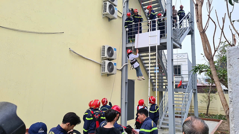 Học sinh cấp 3 thực nghiệm thoát hiểm từ nhà cao tầng khi xảy ra hỏa hoạn.