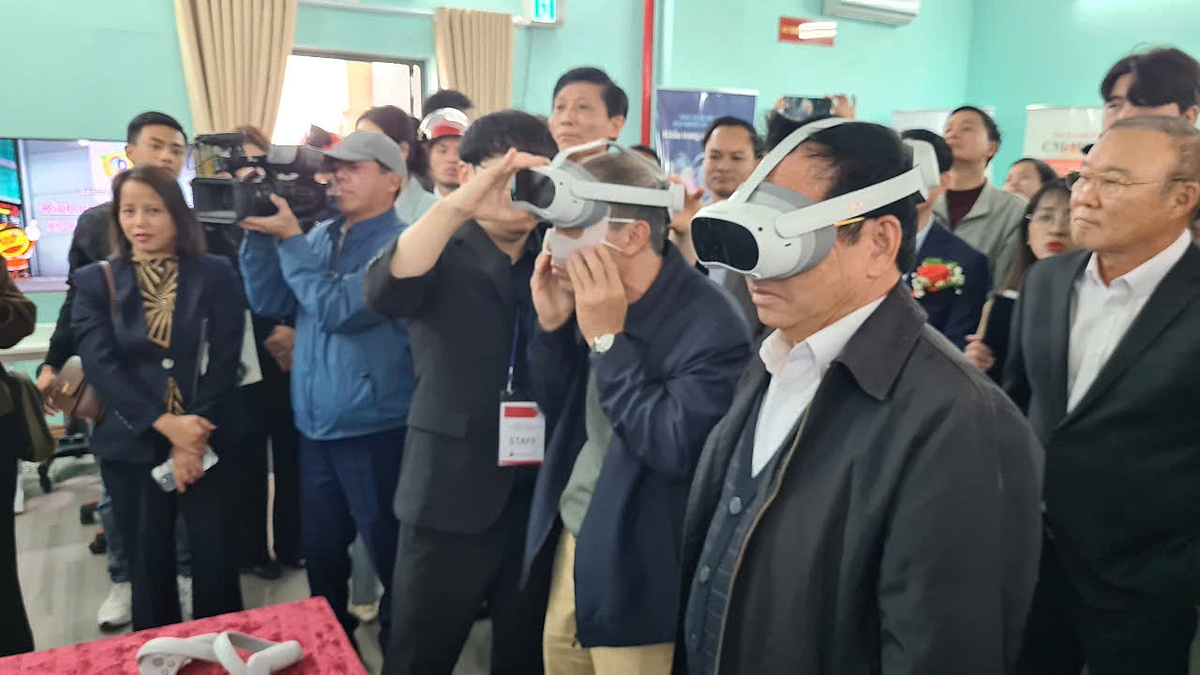 Đại biểu trải nghiệm thiết bị ứng phó khi xảy ra cháy và thoát hiểm.