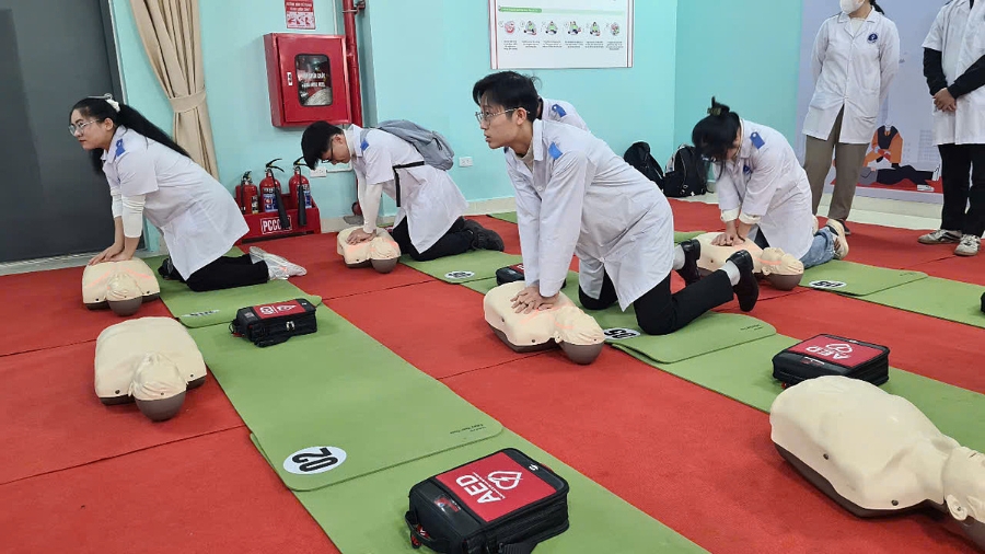 Người trải nghiệm được thực hành cấp cứu cho người bị nạn.