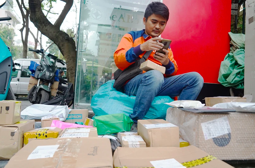 Các shipper “chạy đua” với cả trăm đơn hàng mỗi ngày vào dịp gần Tết.