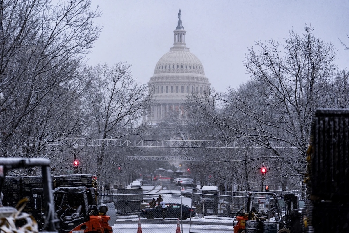 Tuyết rơi ở Điện Capitol, Washington. &lpar;Ảnh: AP&rpar;.