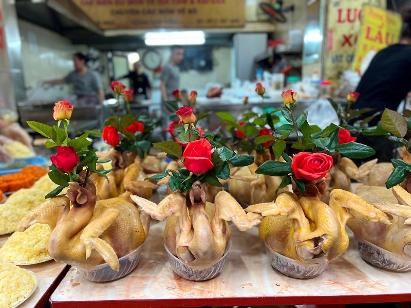 Gà lễ làm sẵn khá đẹp mắt phục vụ dịp lễ cúng ông Công ông Táo.