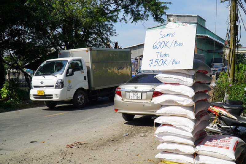 Mỗi bao gạo trước đây bán giá sỉ hơn 800.000 đồng, hiện DN phải bán xả hàng với giá 600.000 đồng...