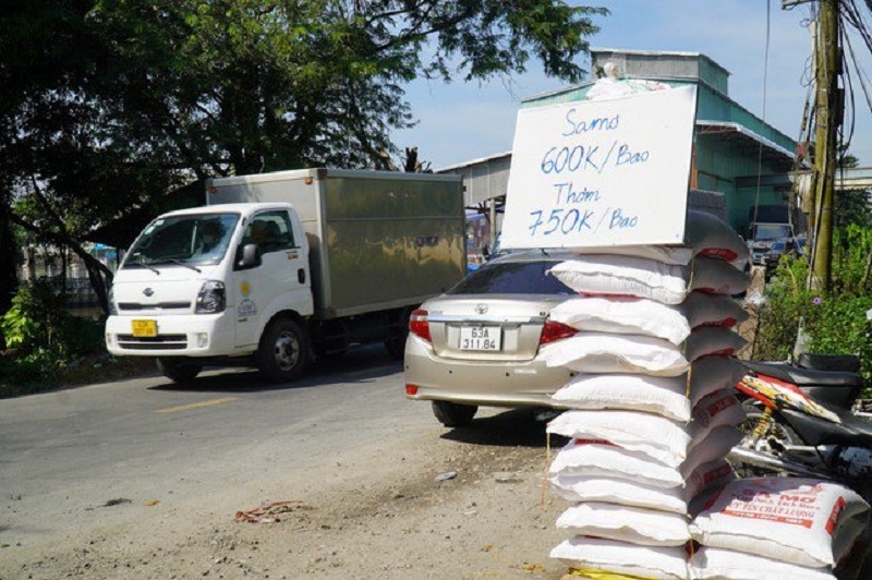 Mỗi bao gạo trước đây bán giá sỉ hơn 800.000 đồng, hiện DN phải bán xả hàng với giá 600.000 đồng...