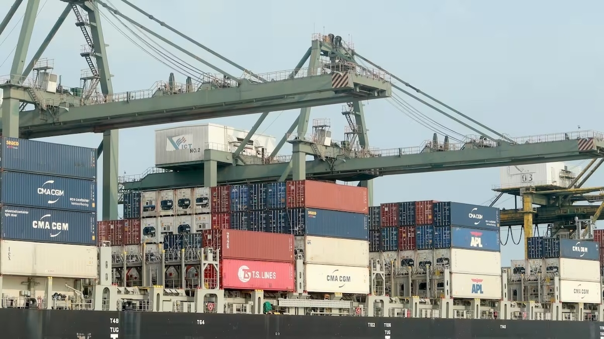 Các container được chất lên tàu tại cảng Sài Gòn, TP HCM. &lpar;Ảnh: AP&rpar;.