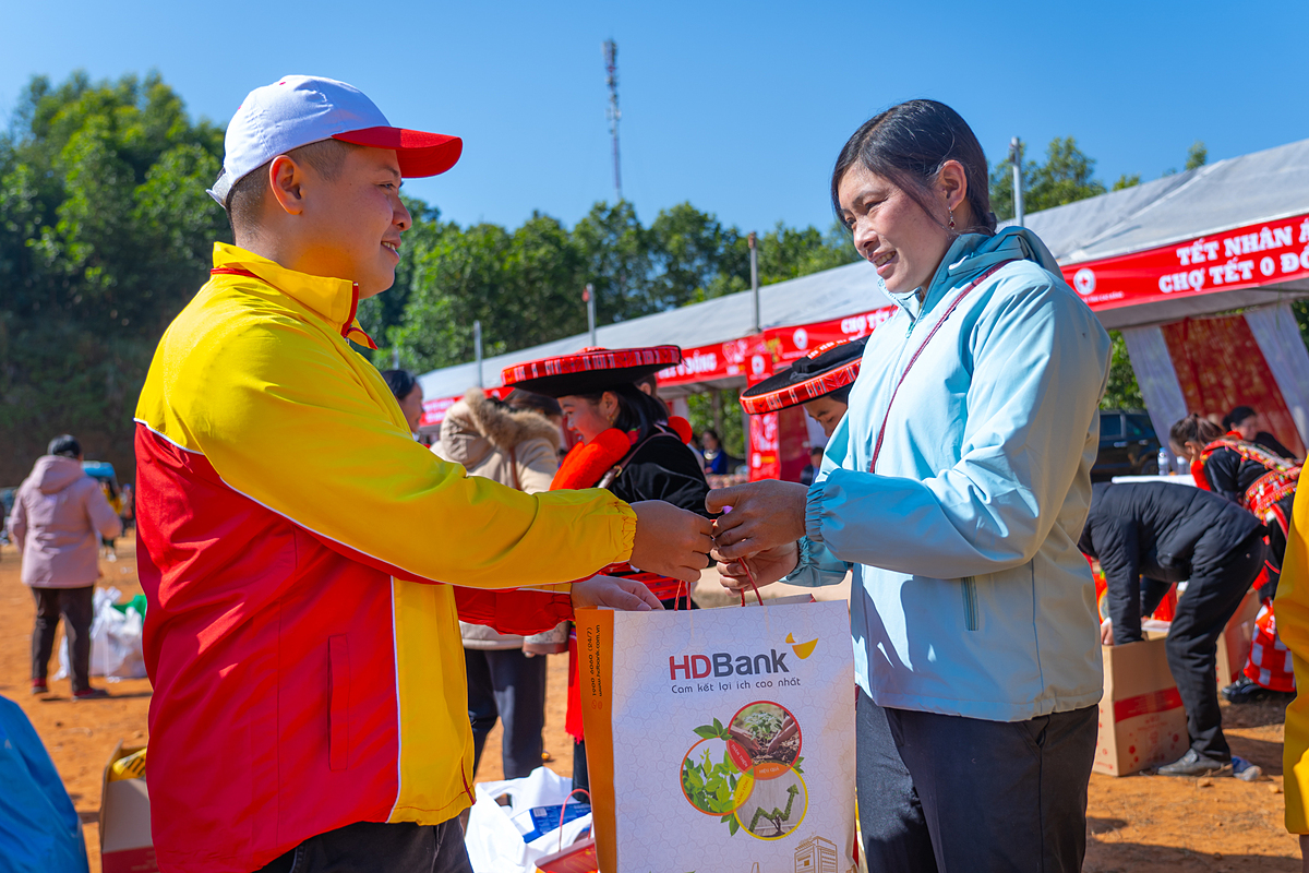 HDBank tặng quà cho bà con tại Hội chợ Tết 0 đồng.
