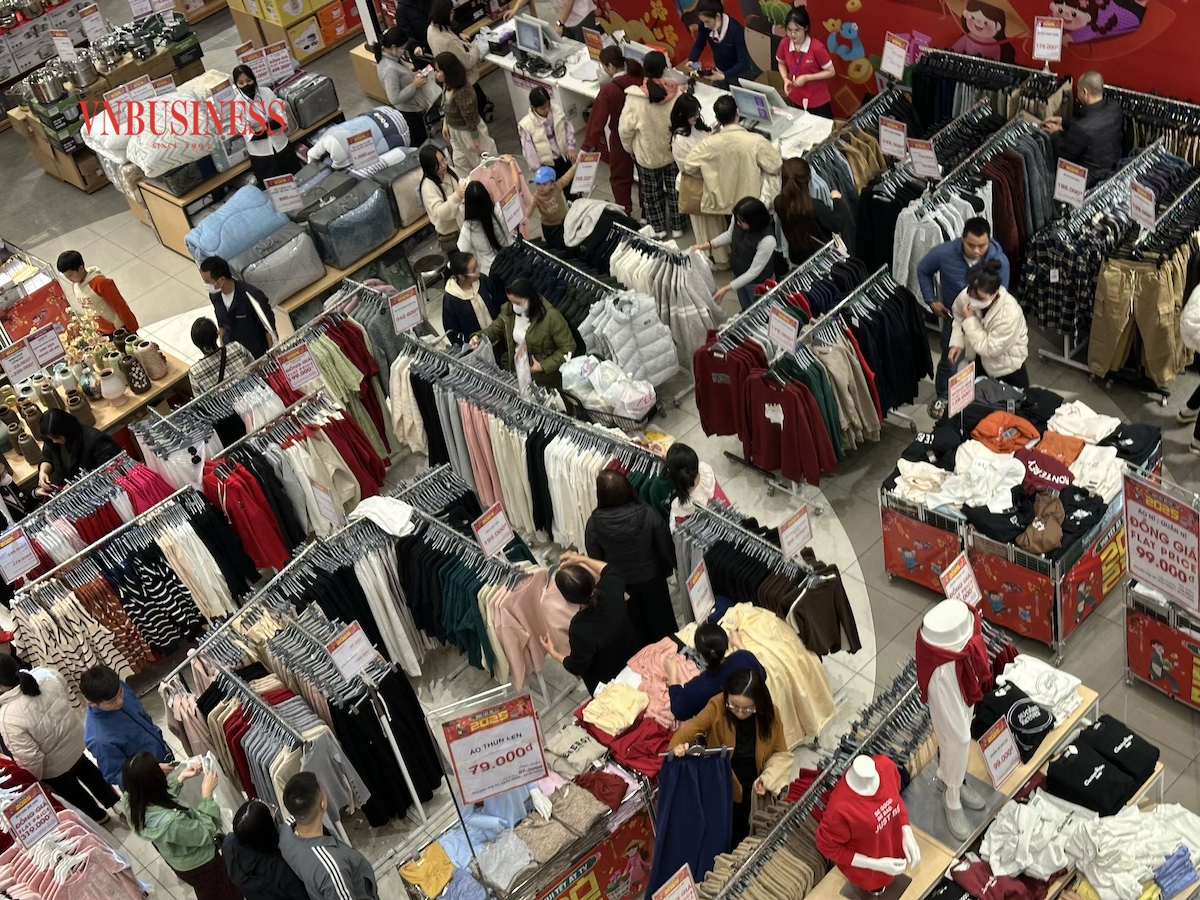 Không khí mua sắm tấp nập tại các gian hàng thời trang trong trung tâm thương mại Aeon Mall Hà Đông.