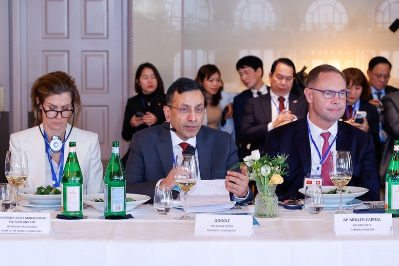Chủ tịch khu vực châu Á-Thái Bình Dương Google Sanjay Gupta &lpar;giữa&rpar; khẳng định sẽ đem những điều tốt đẹp nhất thế giới đến Việt Nam. &lpar;Ảnh: VGP&rpar;.
