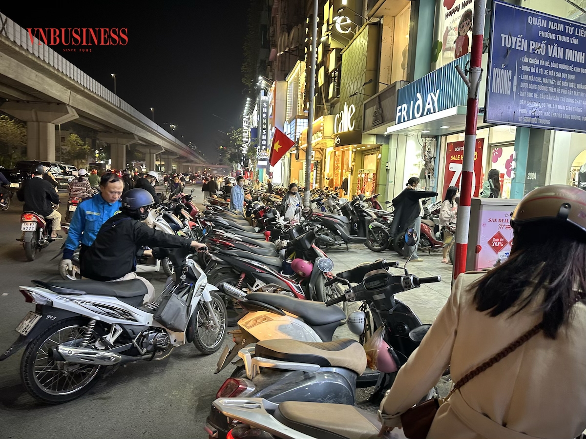 Tuyến phố Nguyễn Trãi lúc 18h30 chiều 22 tháng Chạp.