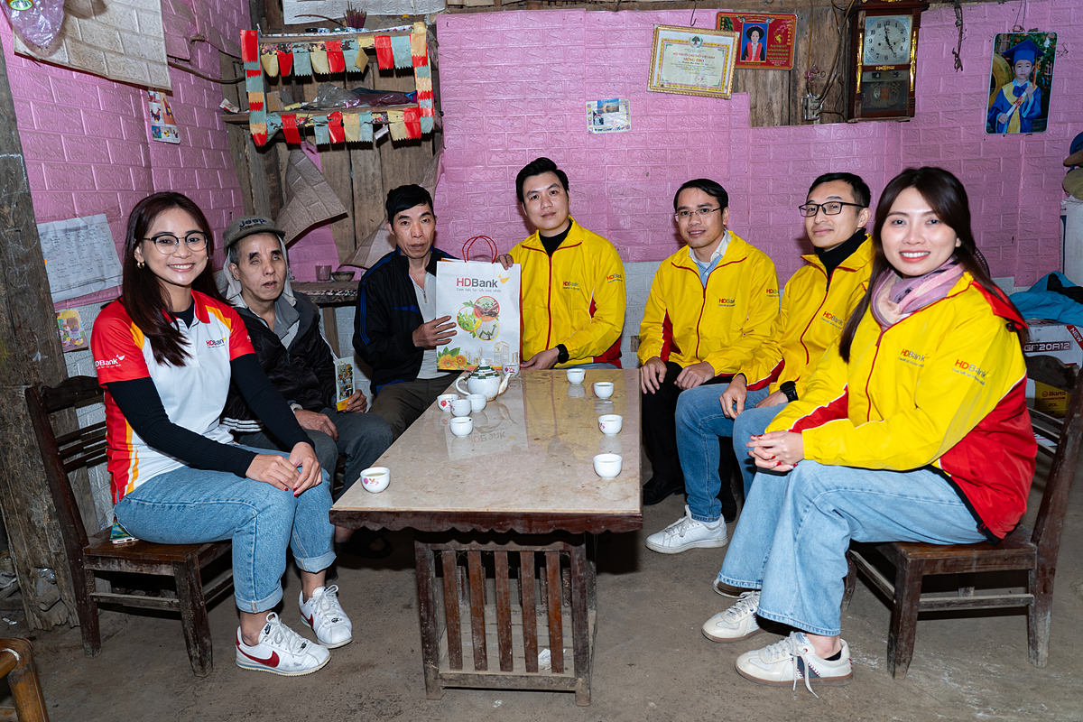 HDBank đến thăm và tặng quà cho gia đình anh Bàn Phụ Châu, một trong những hộ khó khăn tại huyện Nguyên Bình.