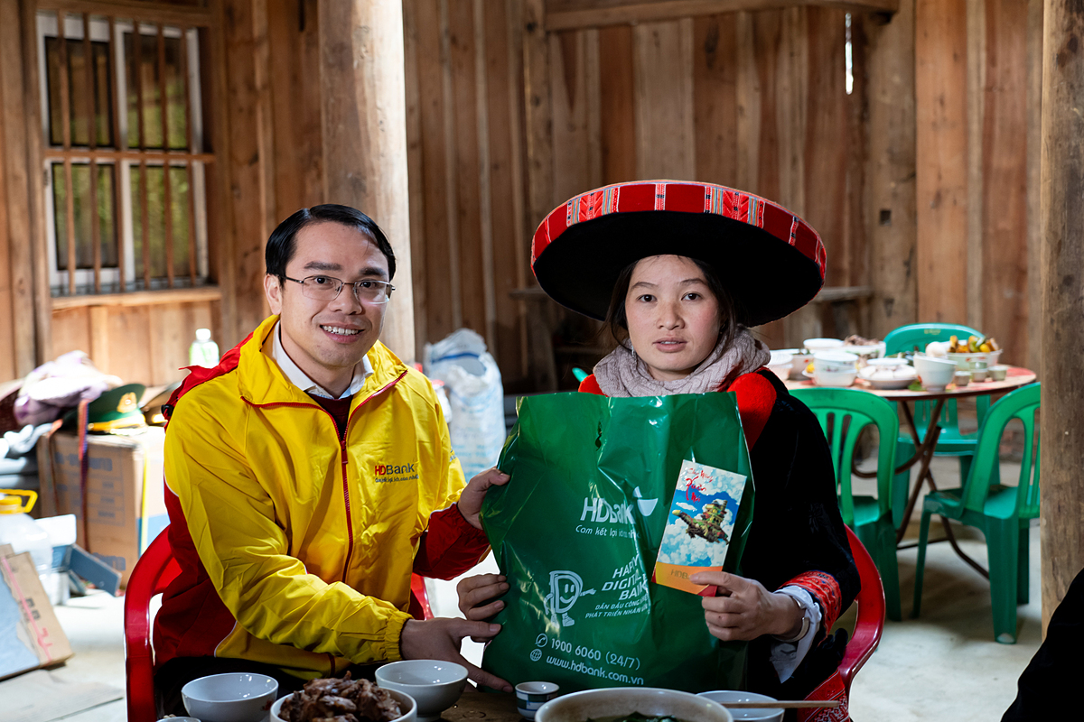 Đại diện HDBank đến thăm và trao quà Tết cho bà con huyện Nguyên Bình.