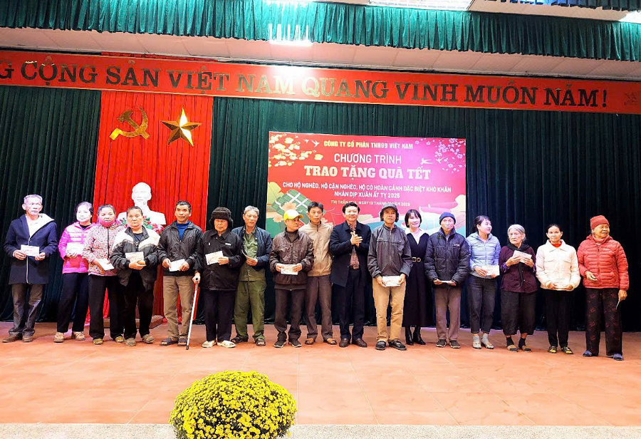 Ngày 19/01, tại thị trấn Nưa, huyện Triệu Sơn, tỉnh Thanh Hóa, Công ty Cổ phần TNH99 Việt Nam đã phối hợp cùng chính quyền địa phương tổ chức Chương trình Trao tặng quà Tết 2025.
