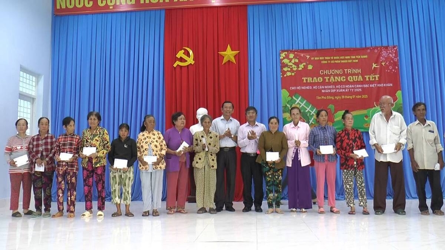 Ngày 20/01, Công ty Cổ phần TNH99 đã phối hợp cùng Ủy ban Mặt trận Tổ quốc tỉnh Tiền Giang tiếp tục trao 250 suất quà trị giá 250 triệu đồng cho những gia đình có hoàn cảnh khó khăn.