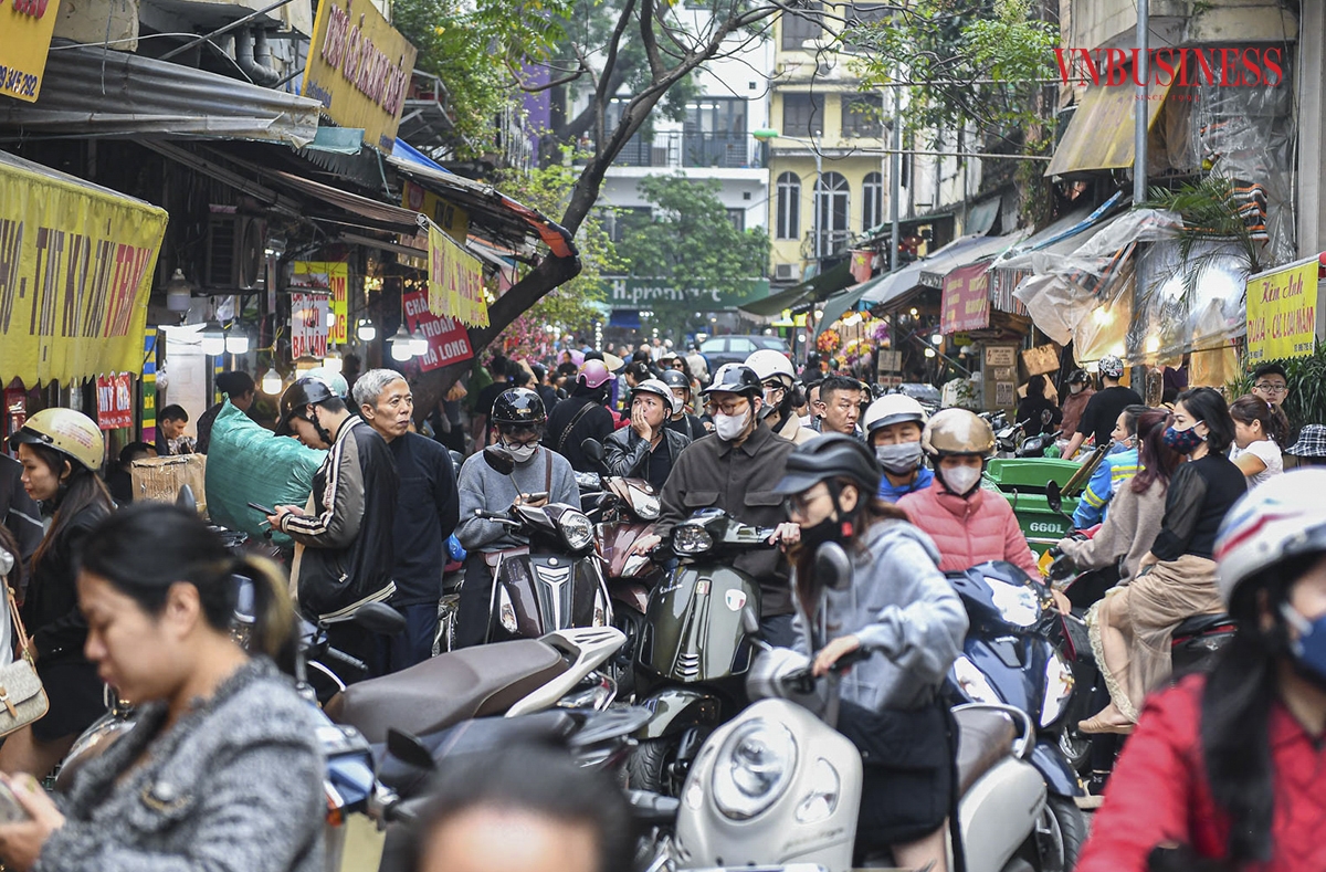 Chợ Hàng Bè vốn được biết đến là khu chợ chuyên bán đồ cho “người giàu” với những món ăn nấu sẵn có chất lượng. Khu vực sầm uất nhất ở chợ trong dịp Tết ông Công, ông Táo là các cửa hàng bán thực phẩm lễ như xôi, gà, canh măng, canh bóng...
