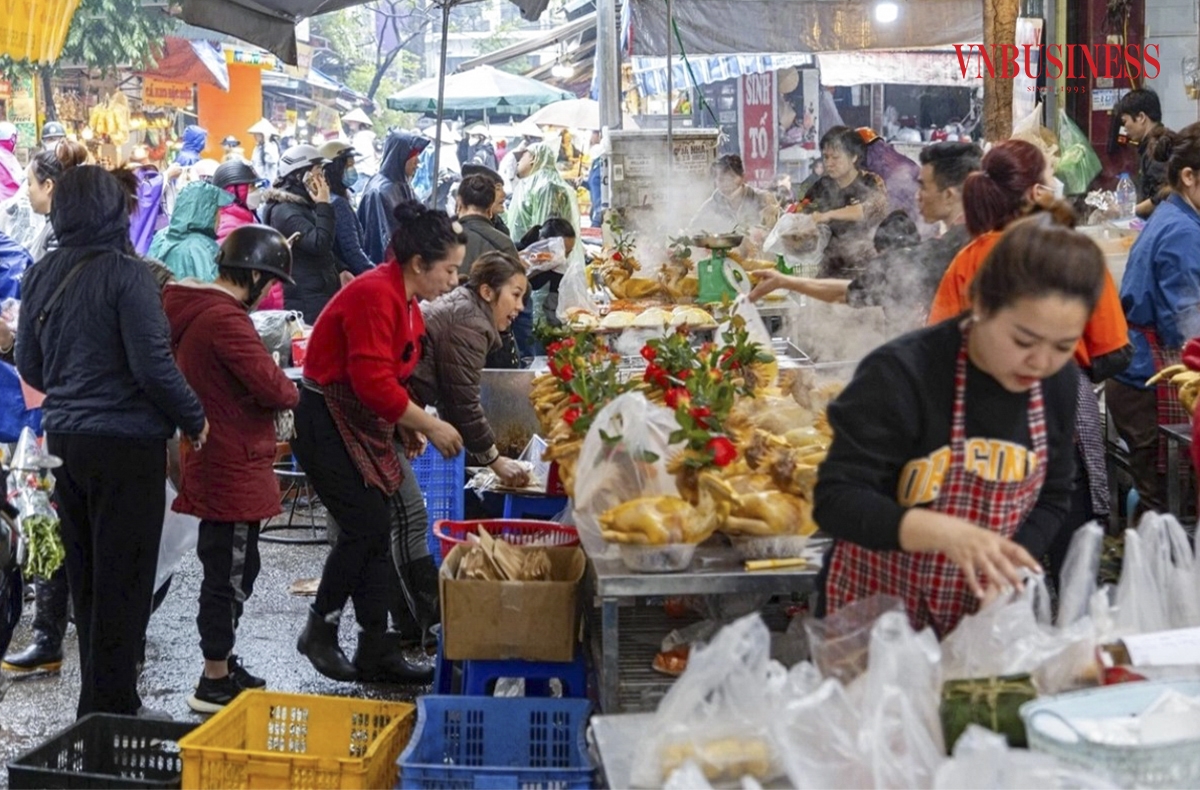 Ngoài những món ăn truyền thống ngày Tết, mặt hàng không thể thiếu là gà cánh tiên ngậm hoa hồng, mặt hàng này vốn nổi tiếng tại đây và được rất nhiều người ưa chuộng đặt mua.