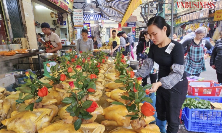 Tết ông Công ông Táo: Gà cánh tiên ngậm hoa hồng chợ nhà giàu Hà Nội bán đắt như tôm tươi