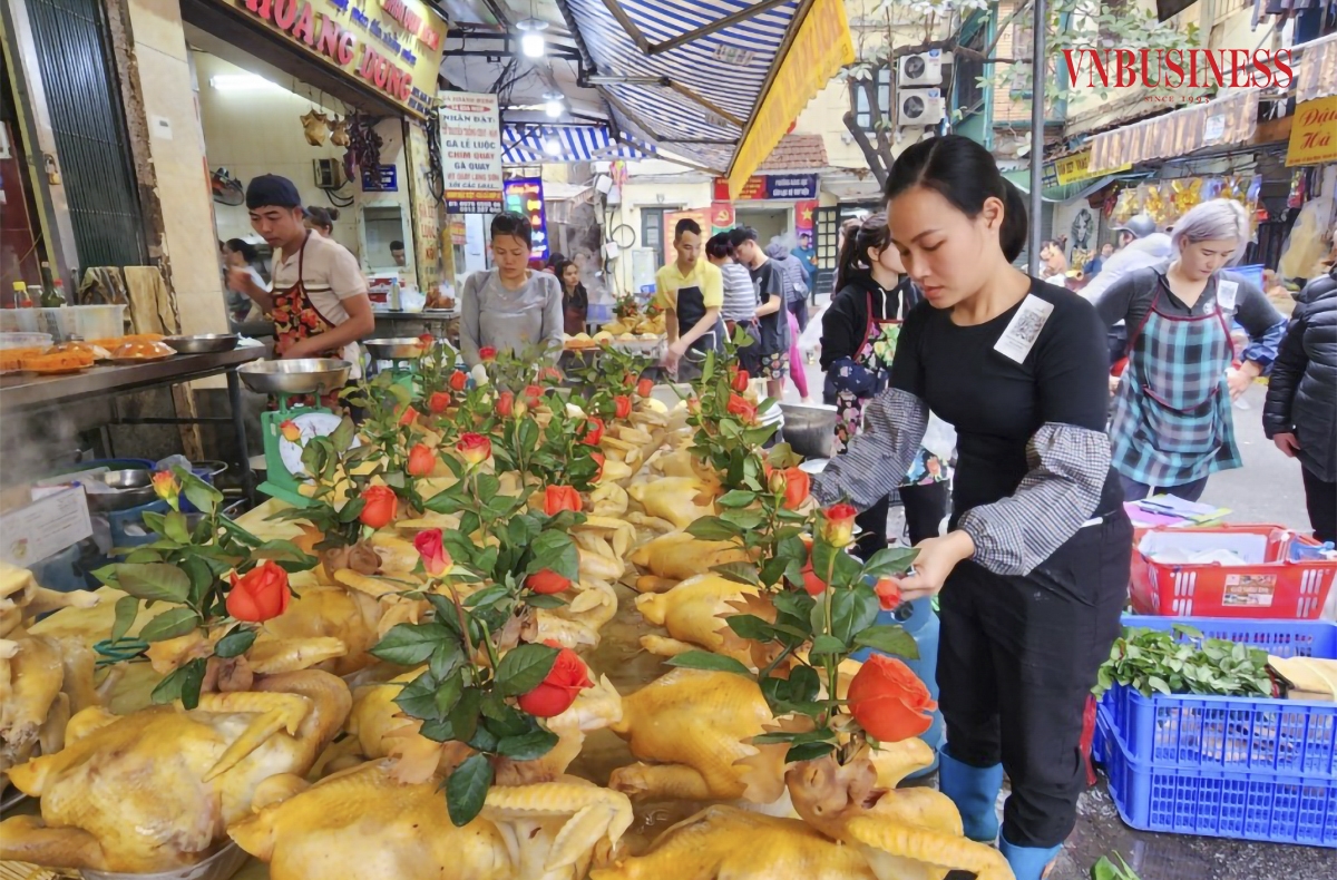 Theo các tiểu thương tại chợ Hàng Bè, gà cúng ngậm hoa hồng là mặt hàng đắt khách nhất, giá dao động khoảng 500.000 - 700.000 đồng/con &lpar;tùy theo kích cỡ&rpar;.
