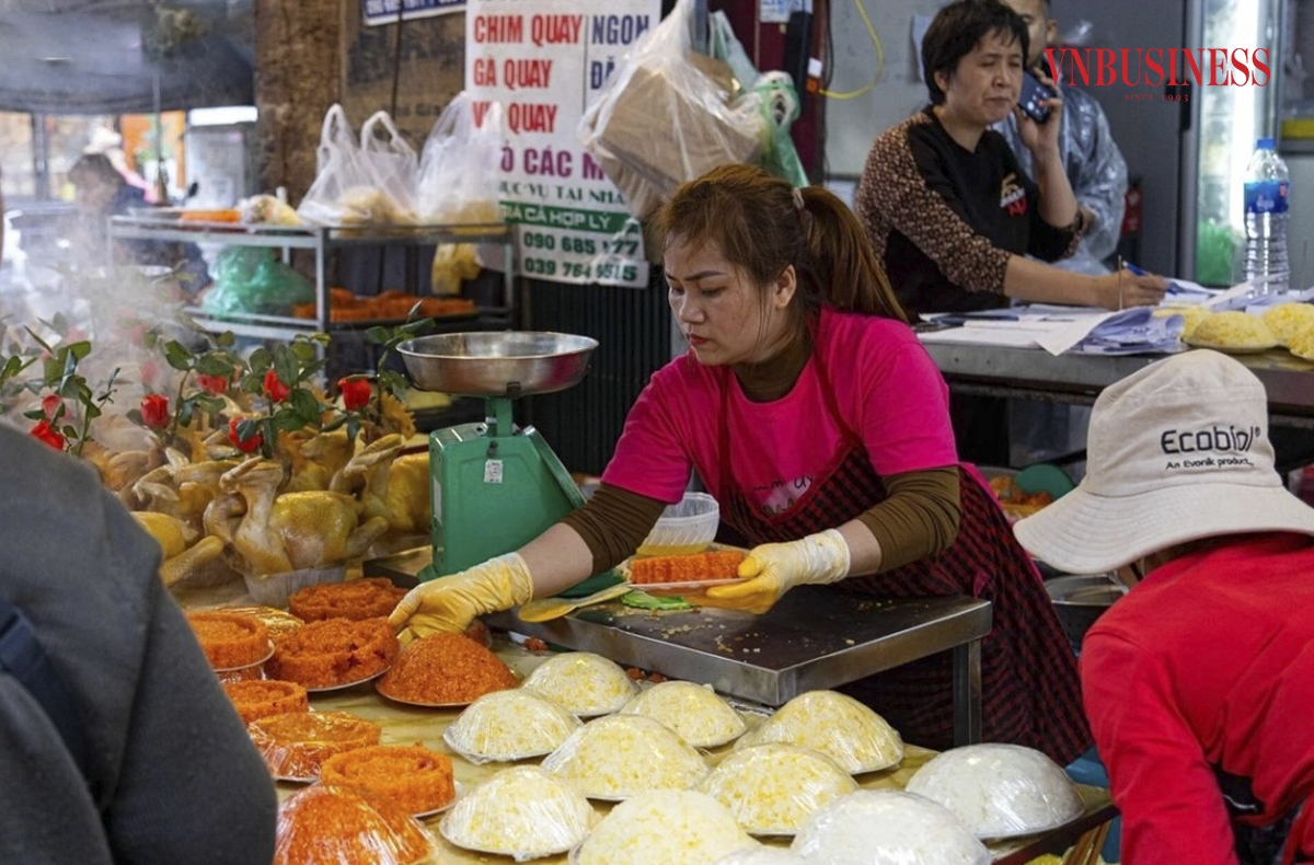 Bên cạnh gà luộc, xôi gấc, xôi đỗ là đồ lễ không thể thiếu trong mâm cúng ông Công, ông Táo, có giá 30.000 - 50.000 đồng/đĩa.