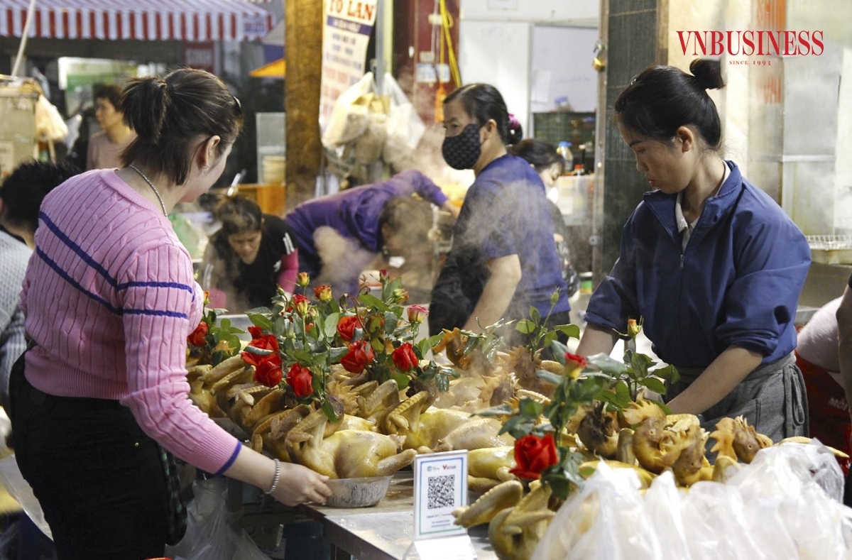 Từ sáng sớm, nhân viên ở các cửa hàng phải làm luôn chân, luôn tay mới phục vụ hết nhu cầu đặt hàng ngày càng tăng của khách.