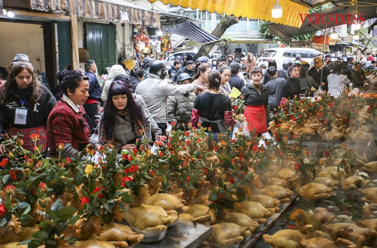 Từ lâu, chợ Hàng Bè đã nổi tiếng với các món cỗ, đồ cúng nấu sẵn được bày biện chỉn chu với giá thành cao hơn mặt bằng thị trường, nên còn được biết đến với tên gọi chợ nhà giàu ở Hà Nội. Phạm Hòa