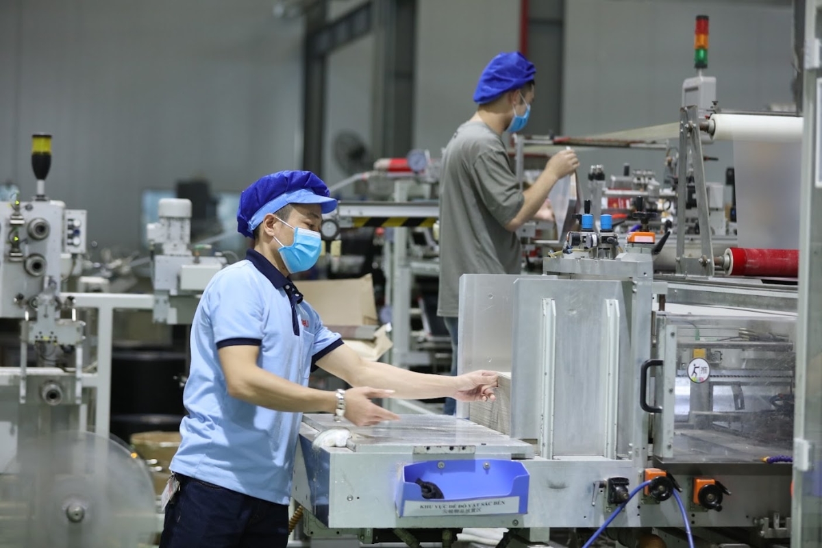 Trong bối cảnh kinh tế thế giới biến động và các quốc gia đang tăng cường thu hút đầu tư, Việt Nam cần đảm bảo ổn định kinh tế vĩ mô, kiểm soát lạm phát, thúc đẩy sản xuất kinh doanh nhằm phục hồi và phát triển kinh tế - xã hội. &lpar;Ảnh: Quang Vinh&rpar;.