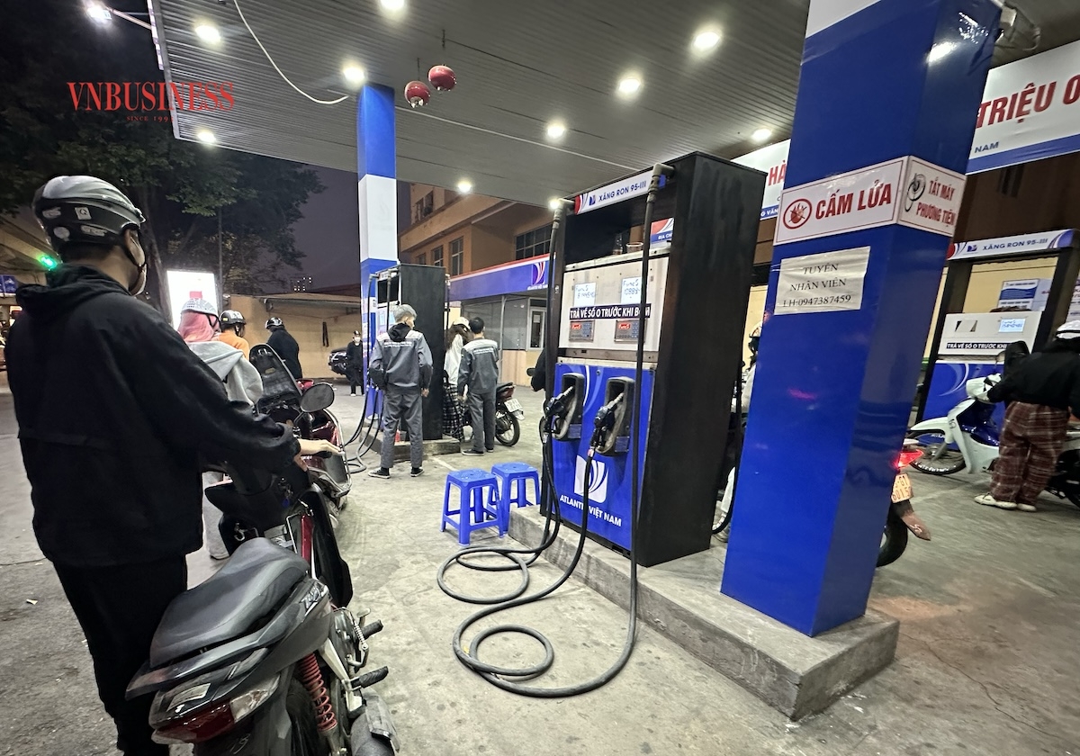 Xếp hàng mua xăng tại một cửa hàng trên đường Nguyễn Trãi, Hà Nội.