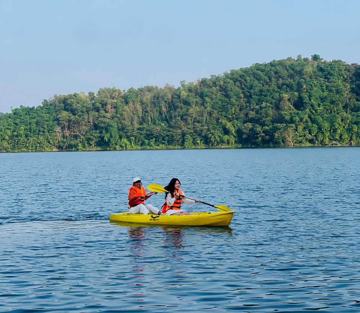 Chèo thuyền kayak, một trải nghiệm khó quên của du khách khi thăm đảo Dừa.