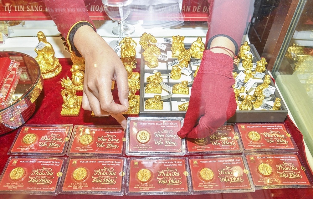 Giá vàng leo thang, cộng với sức hút của ngày vía Thần Tài cận kề khiến lực mua của người dân tăng vọt.