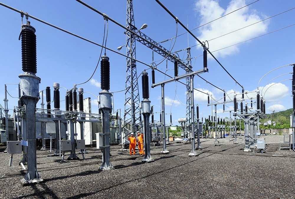 Ngành điện lực năm 2024 đã ghi nhận kỳ tích hoàn thành đóng điện các dự án đường dây 500kV mạch III sau hơn 6 tháng thi công. Ảnh: EVN.